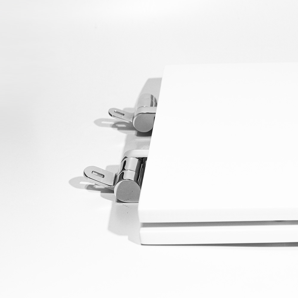 Assento Sanitário Poliéster Para Louça Quadra/Unic/Axis (Deca) Slow Close Cromado (Reb. Oculto) Branco